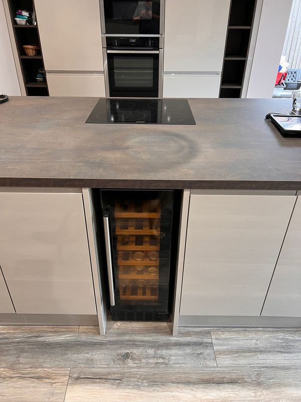 The end of the same island, with a built-in wine cooler.